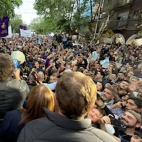 En Tres de Febrero, Javier Milei encabezó una breve caravana de campaña interrumpida por manifestaciones de vecinos 