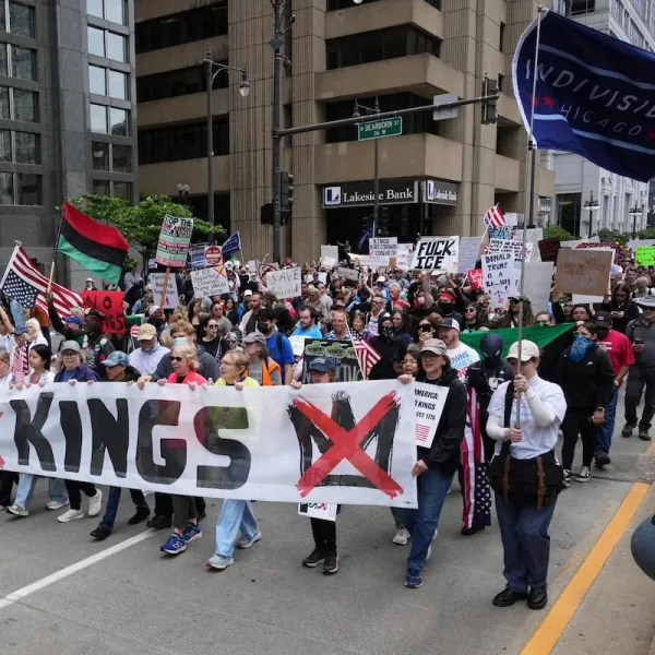 Cientos de miles de personas protestan en EE.UU. contra lo que denuncian como deriva autoritaria del mandato de Trump 
