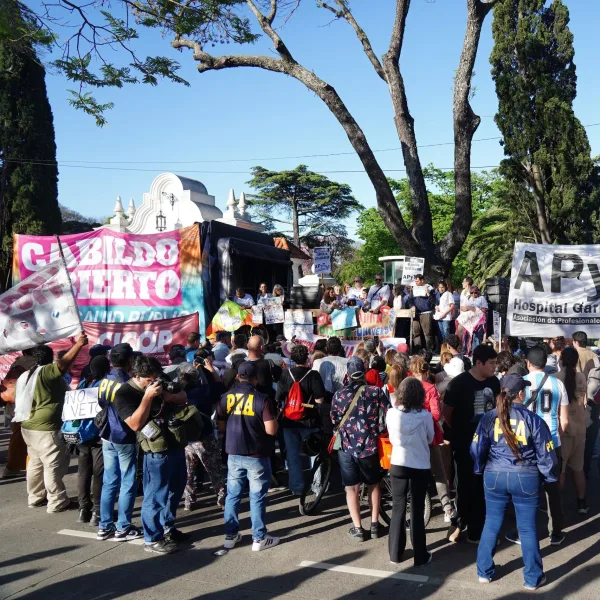 Trabajadores del Garrahan marcharon a la Quinta de Olivos en reclamo por la Ley de Emergencia Pediátrica