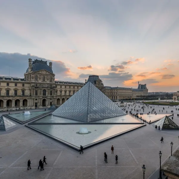 Robo al museo Louvre de París: asaltantes se llevaron joyas de un valor patrimonial e histórico “inestimable” 