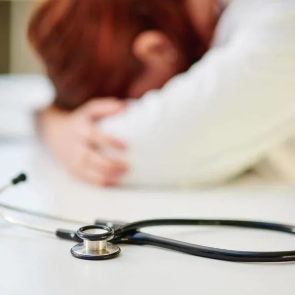 Seis de cada diez médicos argentinos están agotados