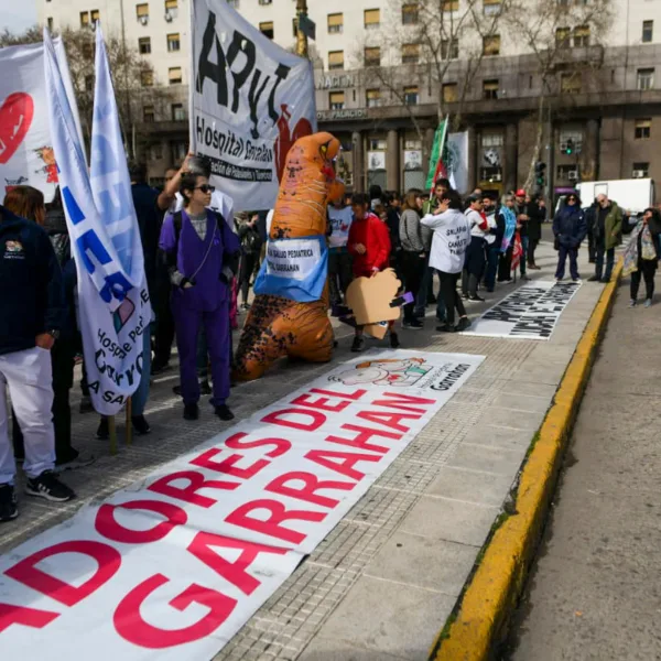 Trabajadores del Garrahan convocan a un cacerolazo por la Emergencia Pediátrica