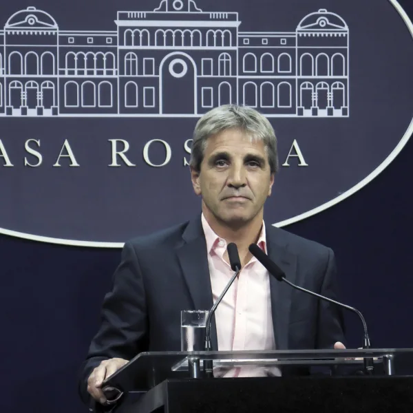 Caputo descartó modificaciones en el esquema cambiario tras las elecciones