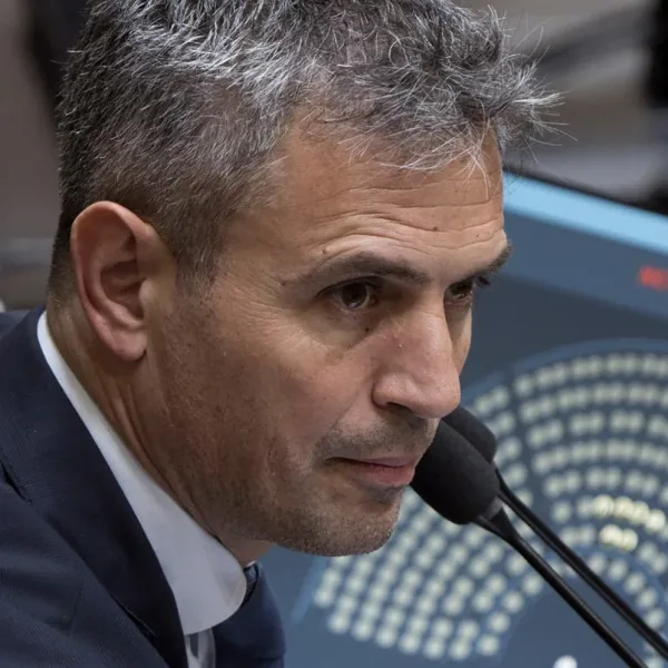 Martín Menem reconoció diferencias con Santiago Caputo y pidió “mantener los debates adentro del vestuario”