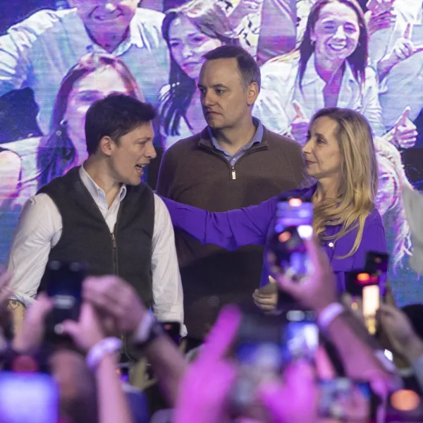 Karina Milei y Santiago Caputo encabezaron una reunión en Casa Rosada para analizar la victoria libertaria