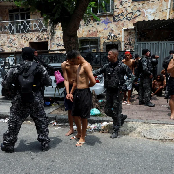 Río de Janeiro: operativo policial contra la principal banda criminal deja 64 muertos y 80 detenidos