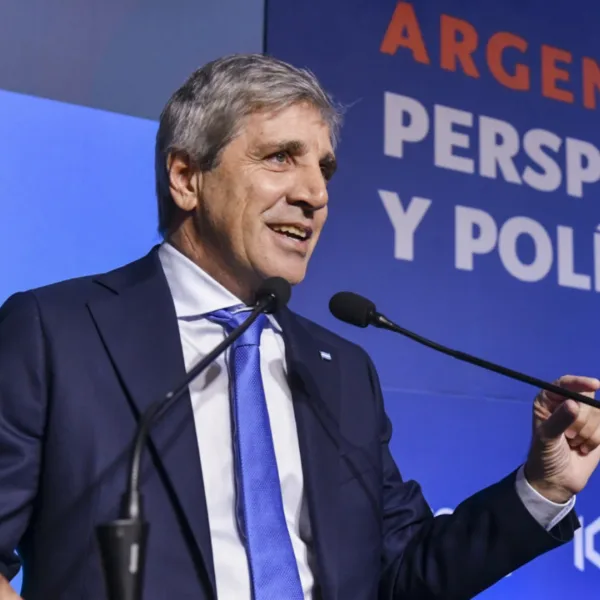 Caputo le pidió a la oposición que construya "una opción racional": "La alternativa no puede ser el kirchnerismo"