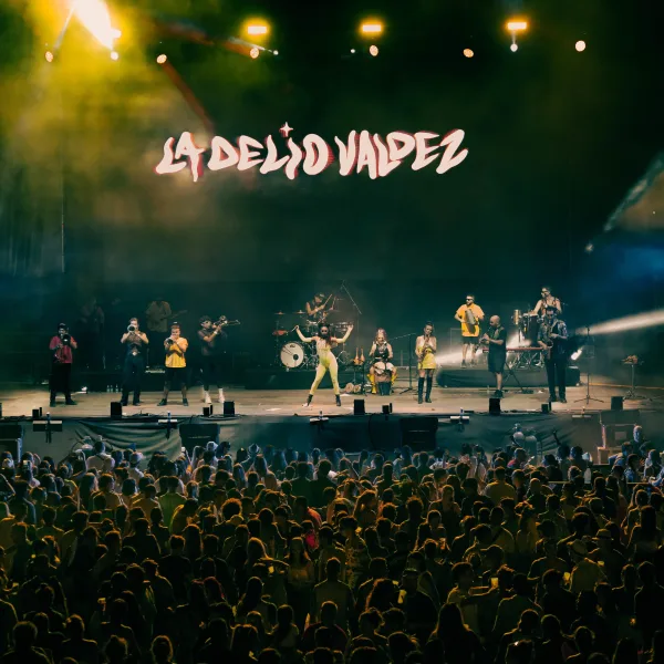 La Delio Valdez recibe el premio Konex de Platino Tropical antes de su show en el Estadio Arena