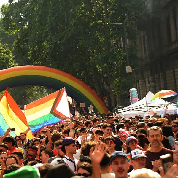 Una multitud diversa contra el odio y la violencia: la 34ª Marcha del Orgullo LGBTIQ+ recorre Buenos Aires