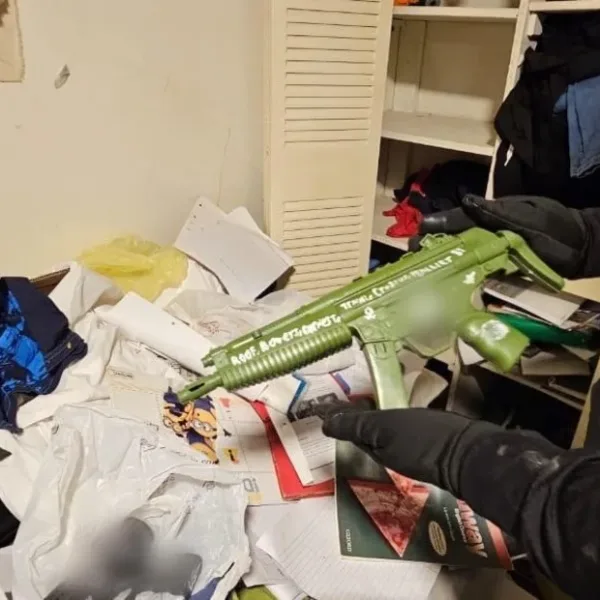 Detuvieron en Caballito a un joven con tendencias neonazis que amenazaba con atacar una escuela