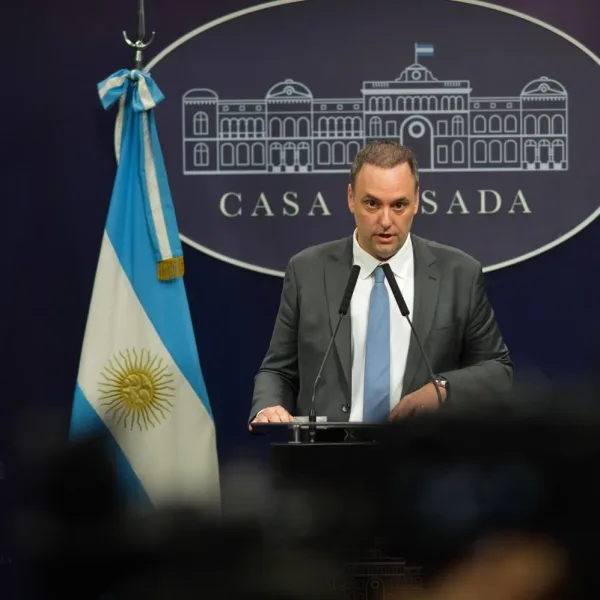 Adorni volvió a cruzar a Macri; Milei vuelve a EEUU; Racing fue sancionado por el recibimiento ante Flamengo; y más...