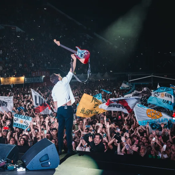 NTVG cerró su gira por los 30 años en llamas y con un cierre que florece en el caos