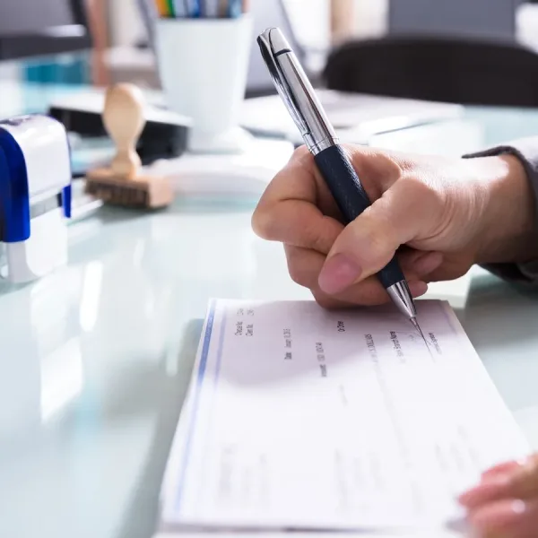 Récord de cheques rechazados por falta de fondos: más de 92.000 en septiembre y hogares al límite