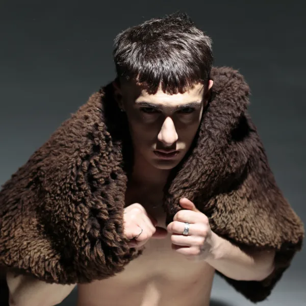 Tobika, el artista de folklore urbano presenta "Chika Hippie", su nuevo single