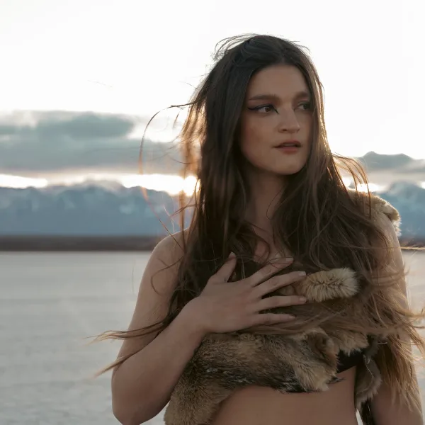 Martina Flores presenta “La noche: sola”