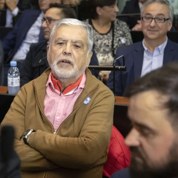 Julio De Vido se presentó en Comodoro Py y quedó detenido por la tragedia de Once; Santilli le respondió a Kicillof por qué no lo convoca y le pidió "coherencia"; La Selección Argentina viaja a Angola para el último partido del año y mucho más...