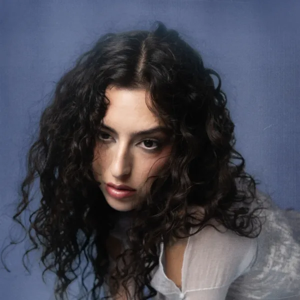 Pupa emerge de la crisálida con “Hola Desde Lejos”, el mapa de su transformación