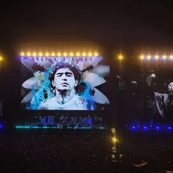 Oasis homenajeó a Diego Armando Maradona en su primer show en Argentina tras 16 años