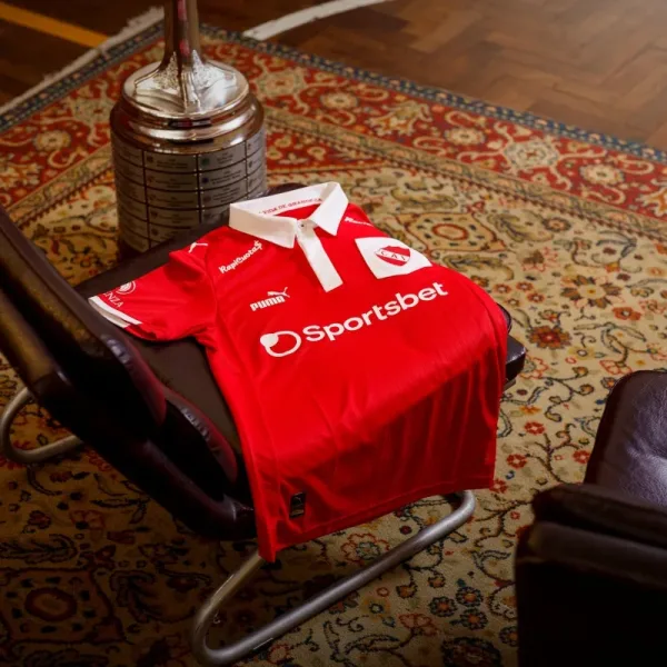 Independiente lanzó una camiseta en homenaje a los campeones de la Copa Libertadores 1975