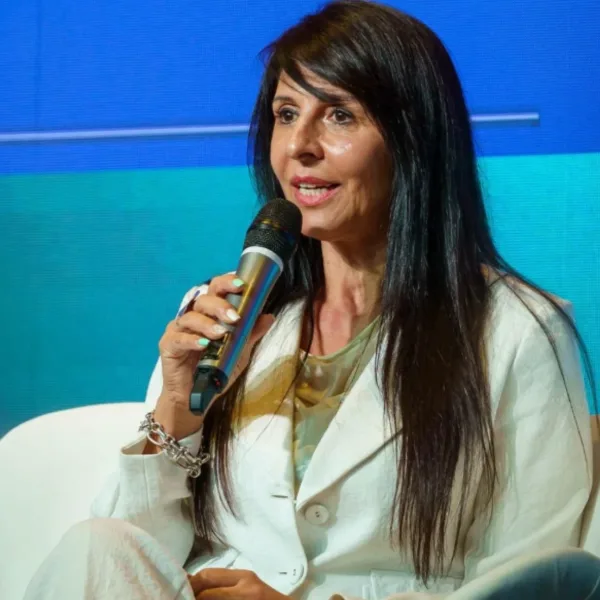 La oposición busca impedir la asunción de una senadora libertaria electa