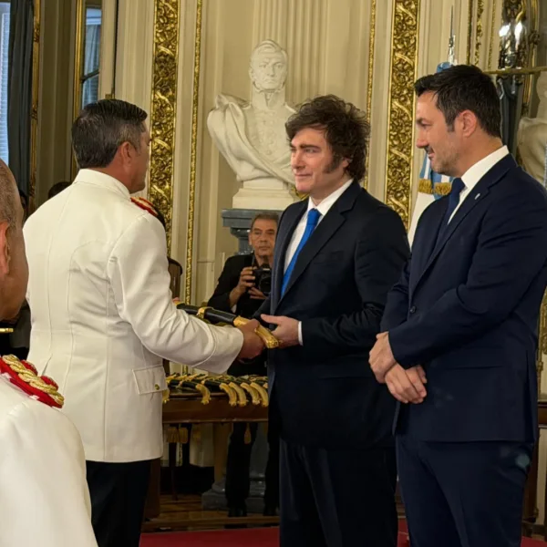 Milei participó de la entrega de Sables a integrantes de las Fuerzas Armadas