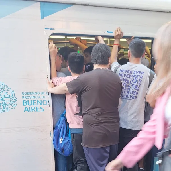 Demoras y caos en el Tren Sarmiento en el primer día hábil tras el feriado largo