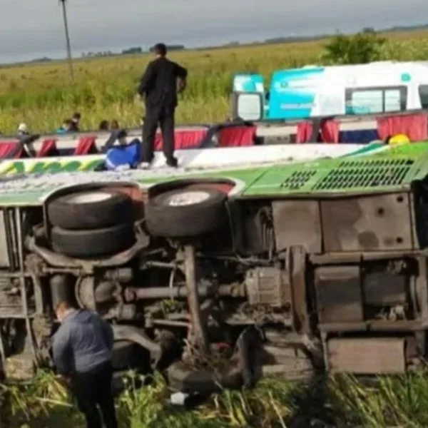 Volcó un micro en ruta 2 y hay dos muertos; Creció el turismo, pero se gastó menos; 5 años de la muerte de Maradona y más...