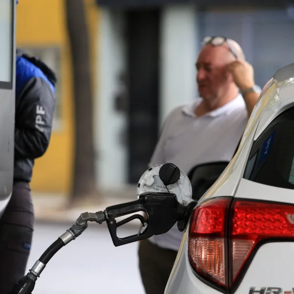 El Gobierno aplazó las subas pendientes en los impuestos a los combustibles hasta 2026