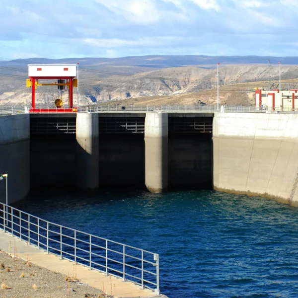 Caputo anunció avances en la privatización de las hidroeléctricas del Comahue