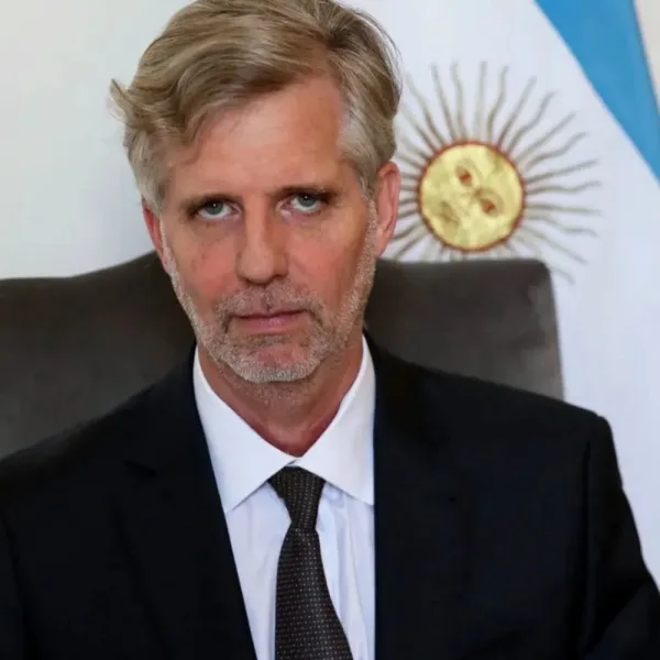 El Gobierno amplía fondos a la SIDE en silencio y en medio de internas