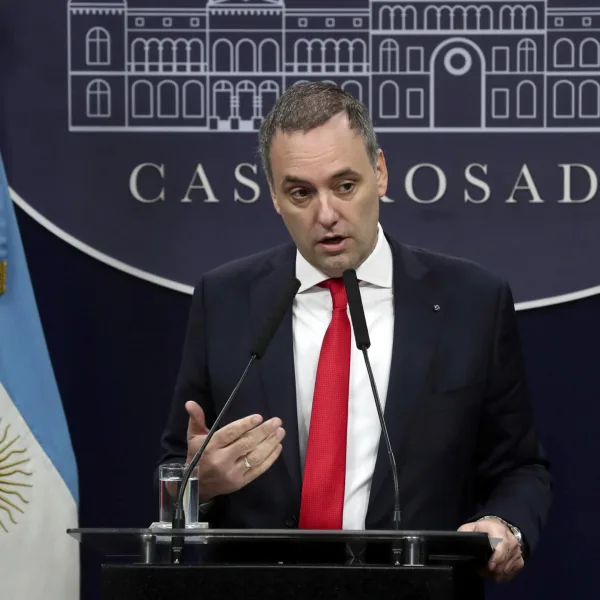 Adorni designó a Aimé Vázquez como número dos de la Jefatura tras desplazar a Rolandi