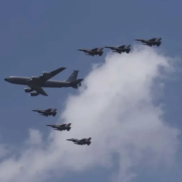 Seis aviones F-16 realizaron un sobrevuelo rasante sobre Buenos Aires como muestra de poderío militar