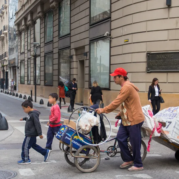 Una familia con dos hijos necesita ganar $1.257.329 por mes para no ser pobre