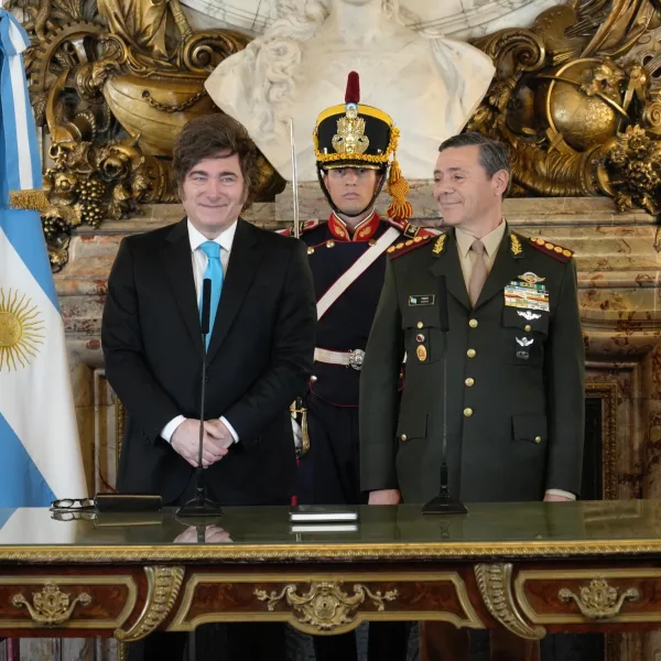 Milei le tomó juramento al militar Carlos Presti como ministro de Defensa