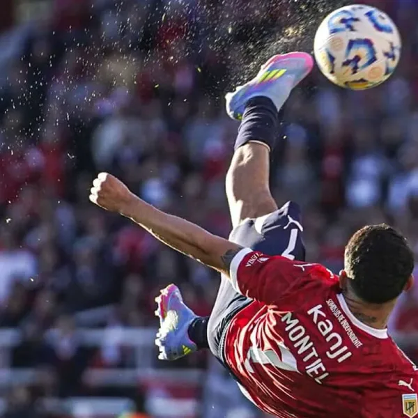 Santiago Montiel ganó el Premio Púskas por su golazo de chilena en Independiente