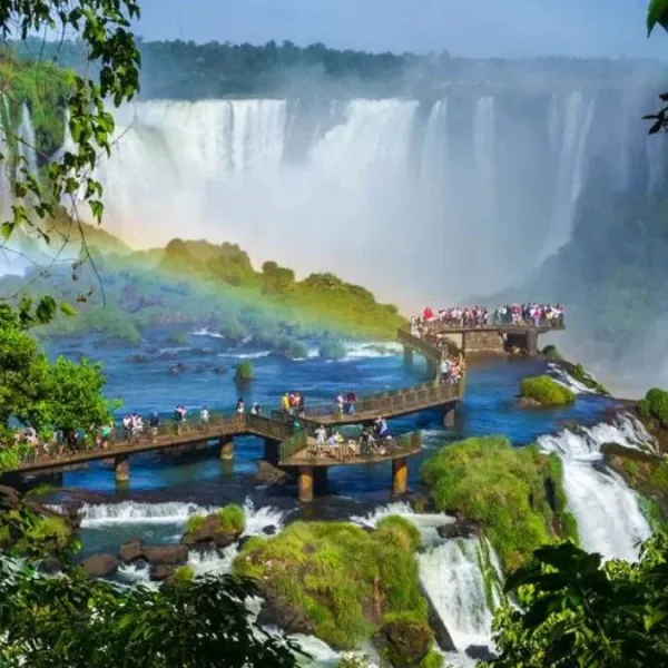 El Gobierno habilitó la realización de "microeventos" en las Cataratas del Iguazú