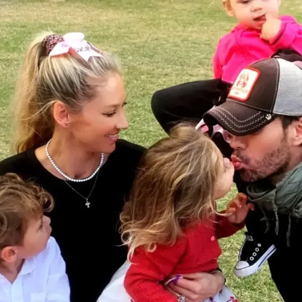 Enrique Iglesias y Ana Kournikova presentaron a su cuarto hijo
