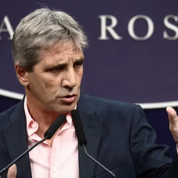 Caputo dijo que intentarán no emitir deuda bajo legislación extranjera para cubrir los próximos vencimientos