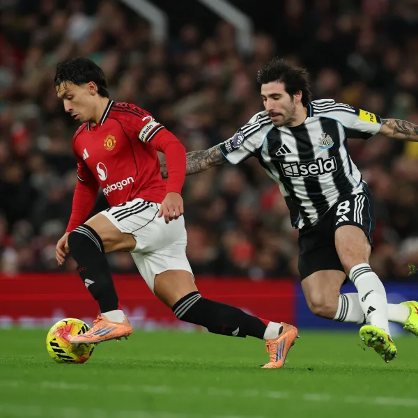 En el regreso a la titularidad de Lisandro Martínez, Manchester United venció a Newcastle por la Premier League