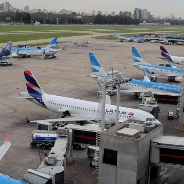 Más de una docena de vuelos afectados por demoras y desvíos en Aeroparque: se rajó un sector del pavimento de una pista