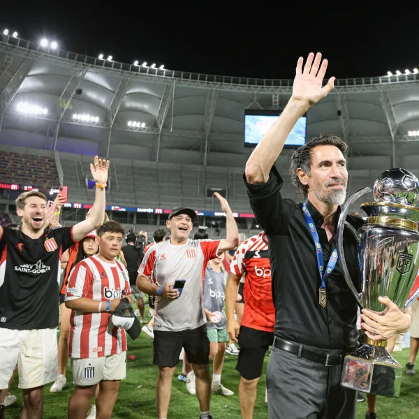 Estudiantes de La Plata anunció la continuidad de Eduardo Domínguez como director técnico