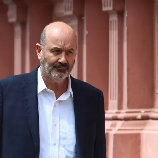 Sturzenegger dijo que los argentinos que gastan dólares en el exterior "son héroes de la producción"