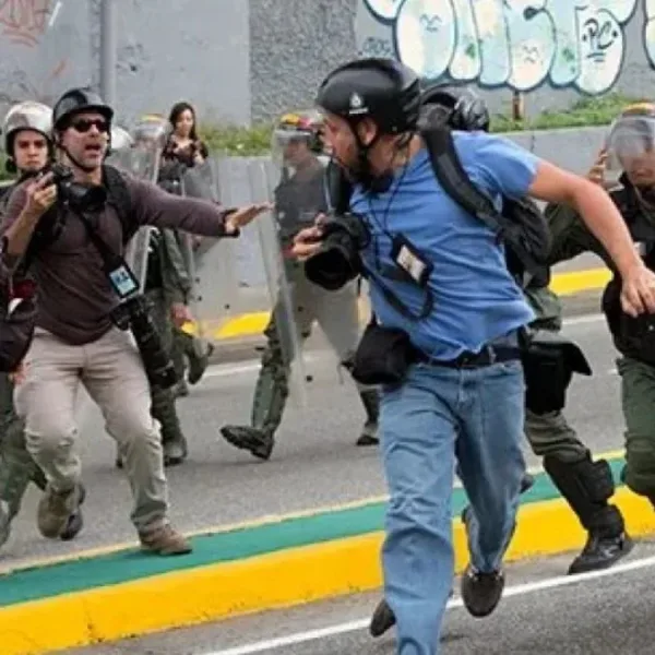 Venezuela: 13 periodistas detenidos fueron liberados y uno deportado, según el Sindicato de Prensa bolivariano