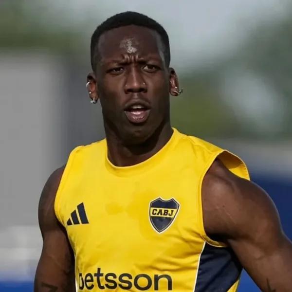 Luis Advíncula rescindió su contrato con Boca y continuará su carrera en el fútbol peruano