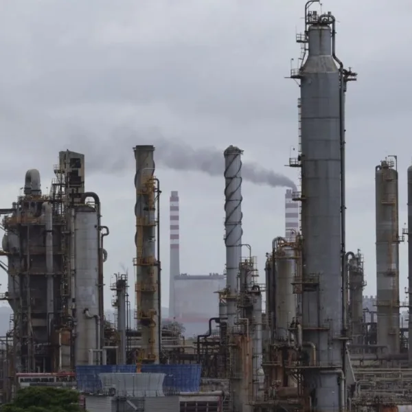 Vestigios del bloqueo de EEUU a Venezuela: caída catastrófica de producción petrolera y por una temen crisis humanitaria