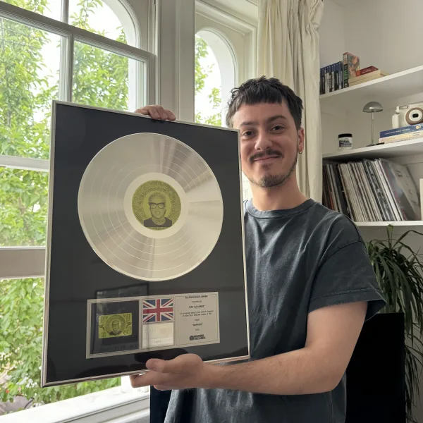 Pat Álvarez: del under argentino al cierre de Emily in Paris