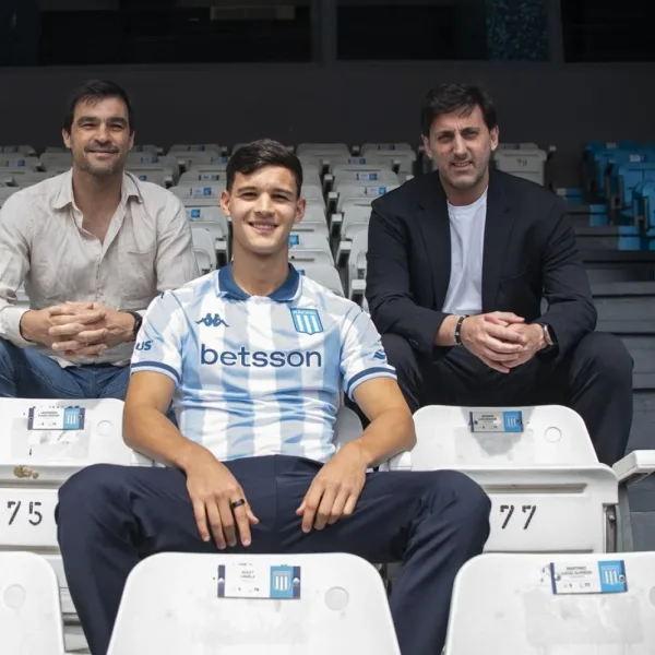 Con una particular presentación, Racing anunció la contratación de Valentín Carboni
