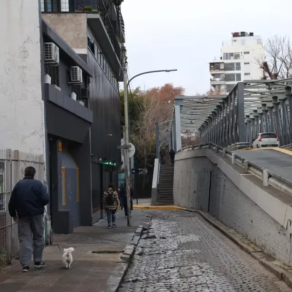 Palermo: comía en un bar y un blindex se le cayó en la cabeza