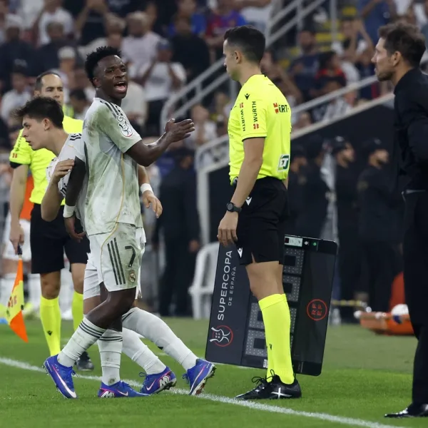 Tenso cruce entre Simeone y Vinicius: del "te va a echar" al "perdiste otra eliminatoria"