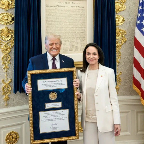 Donald Trump dijo que María Corina Machado le entregó la medalla del Nobel de la Paz